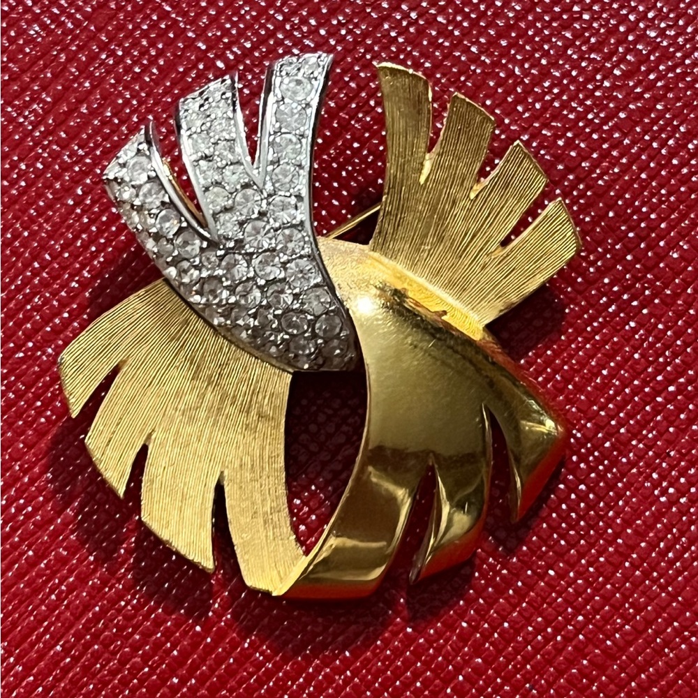 Givenchy 1978 Paris NY Rhinestone Twisted Ribbon Gold Tone Pin Brooch Pendant